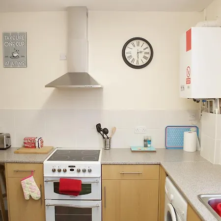Serviced Lets - 152/154 Bath Road 3*