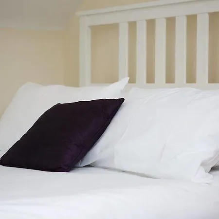 Pensión Serviced Lets - 152/154 Bath Road 3*