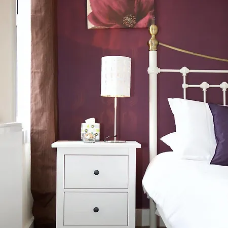 Гостевой дом Serviced Lets - 152/154 Bath Road Бристоль