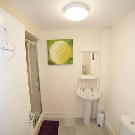 Serviced Lets - 152/154 Bath Road 3*