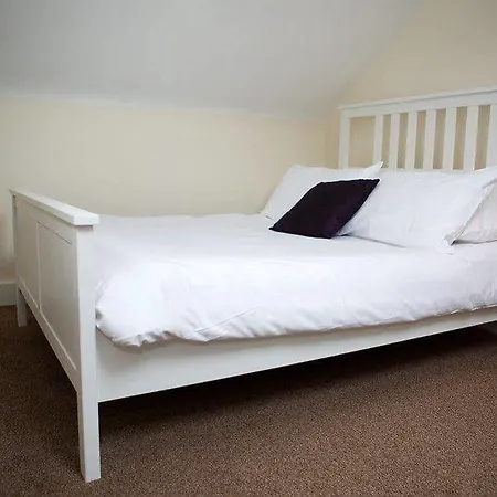 Serviced Lets - 152/154 Bath Road